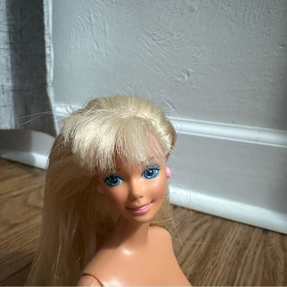 Vintage Barbie Doll 1966 Blonde Blue Eyes With pink earrings and Ring Twist F5D